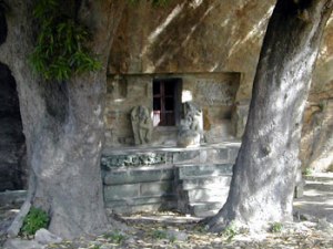 The Pazhiyili-isvaram cave temple, Narttamalai